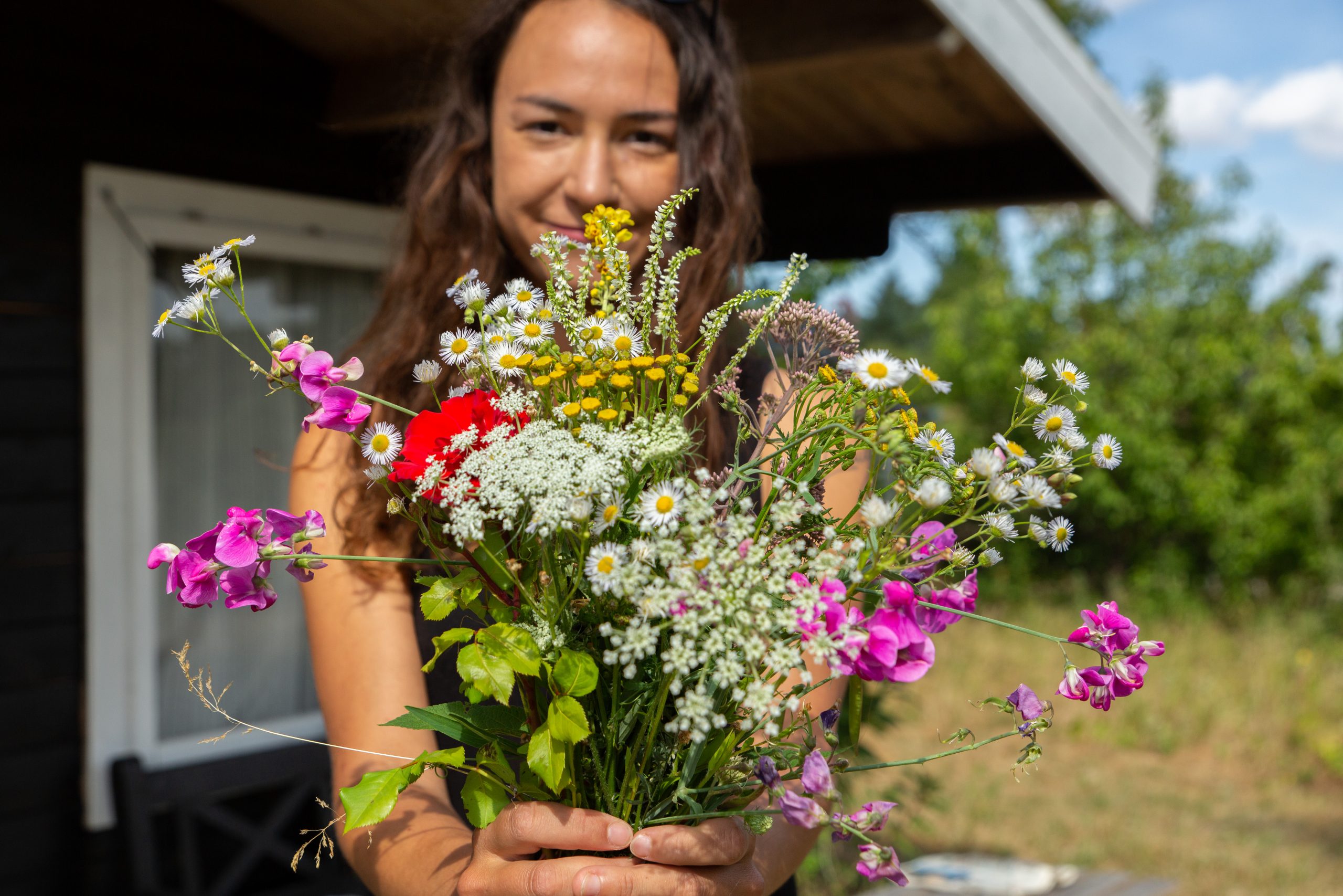 Kvinde med blomsterbuket i hænderne