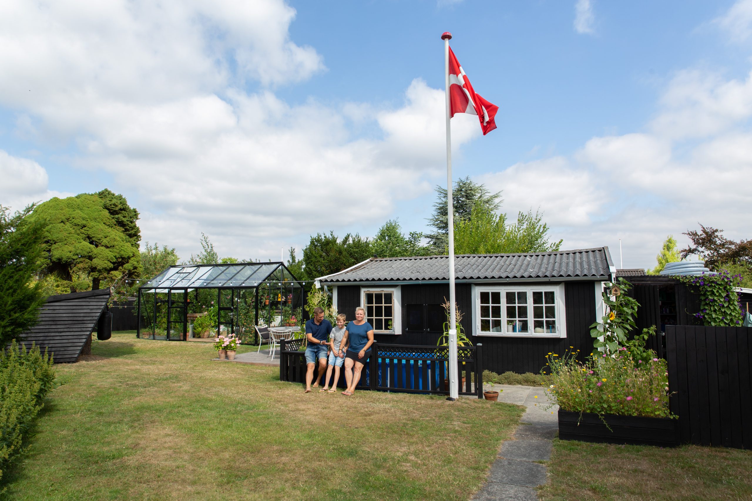 Forældre, søn, have, hus, drivhus, flag