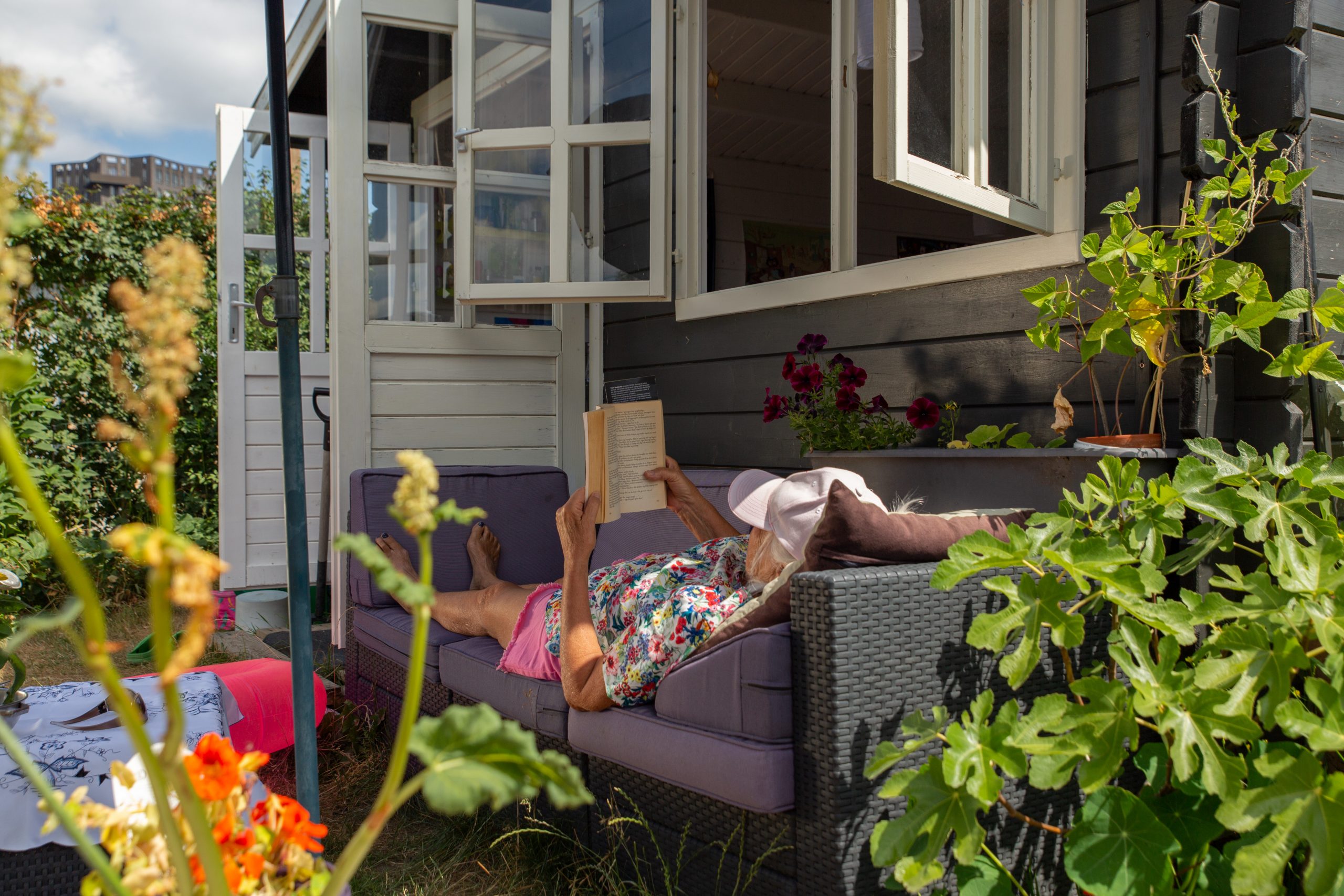 Kvinde,kolonihave,hygge,læsning,bog