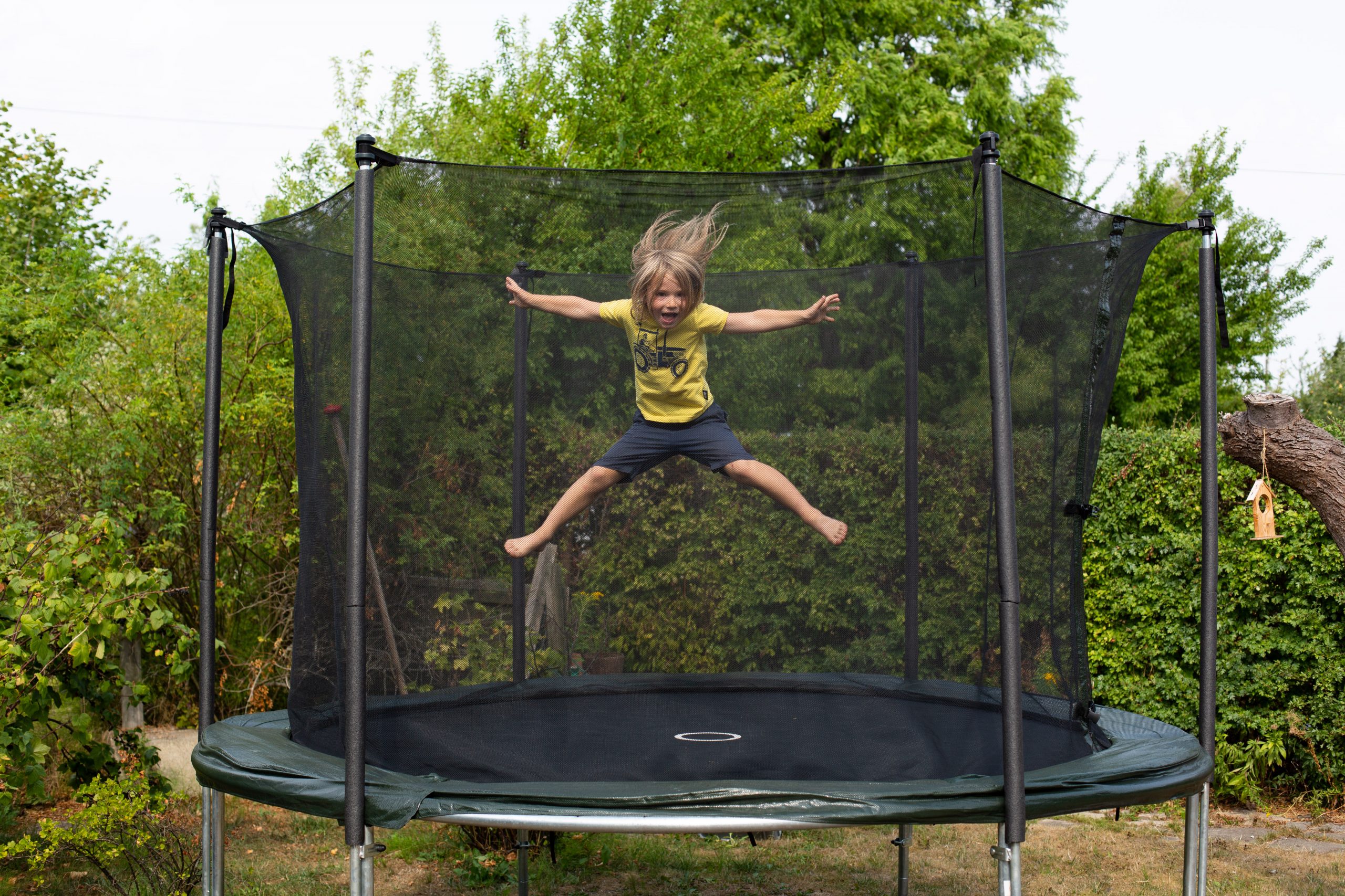 Dreng,trampolin,hopper,kolonihave