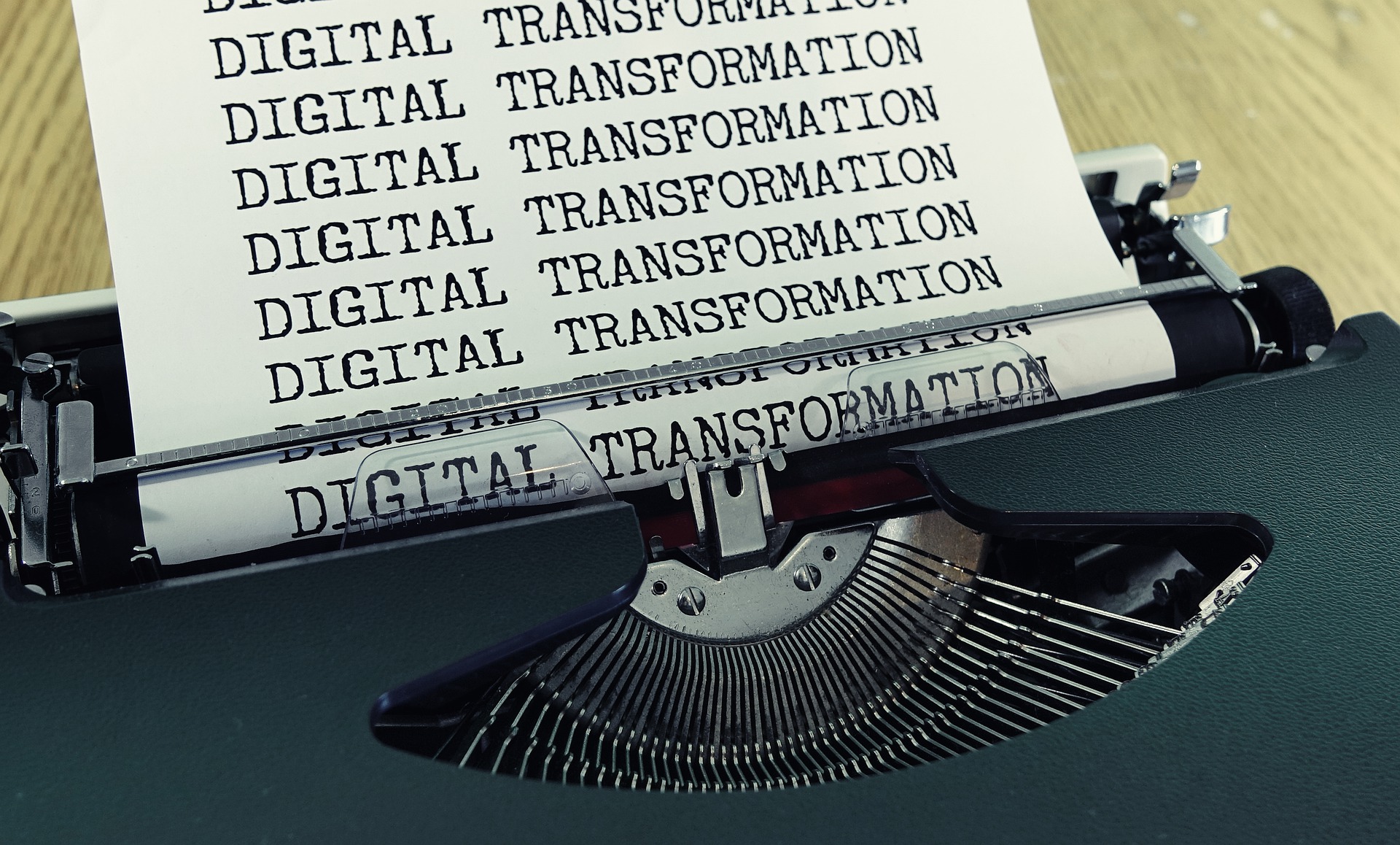 Skrivemaskine med papir med tekst, hvor der står: "Digital Transformation"